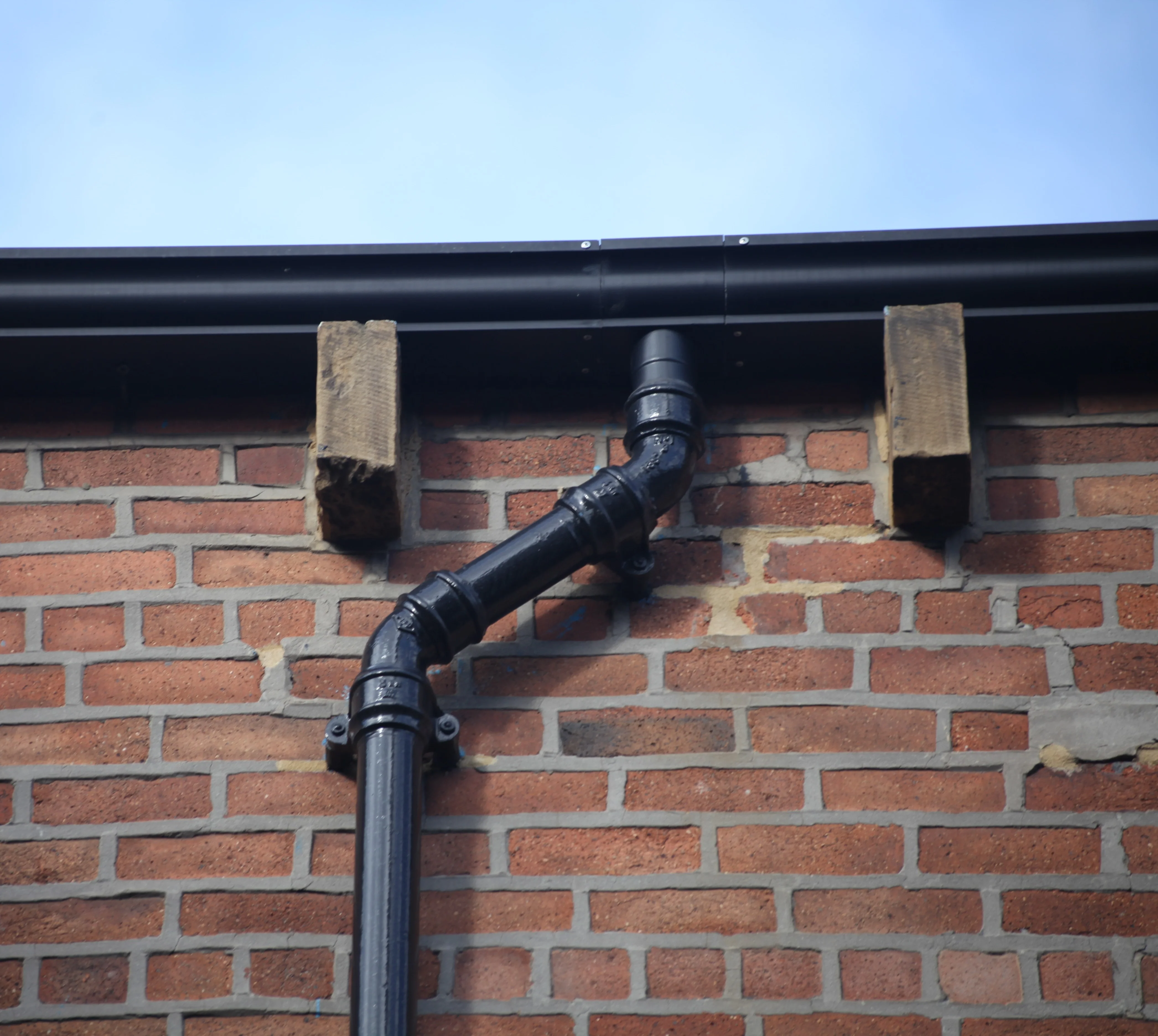 Cast Iron Round Downpipe Bracket With Gasket - Image 4