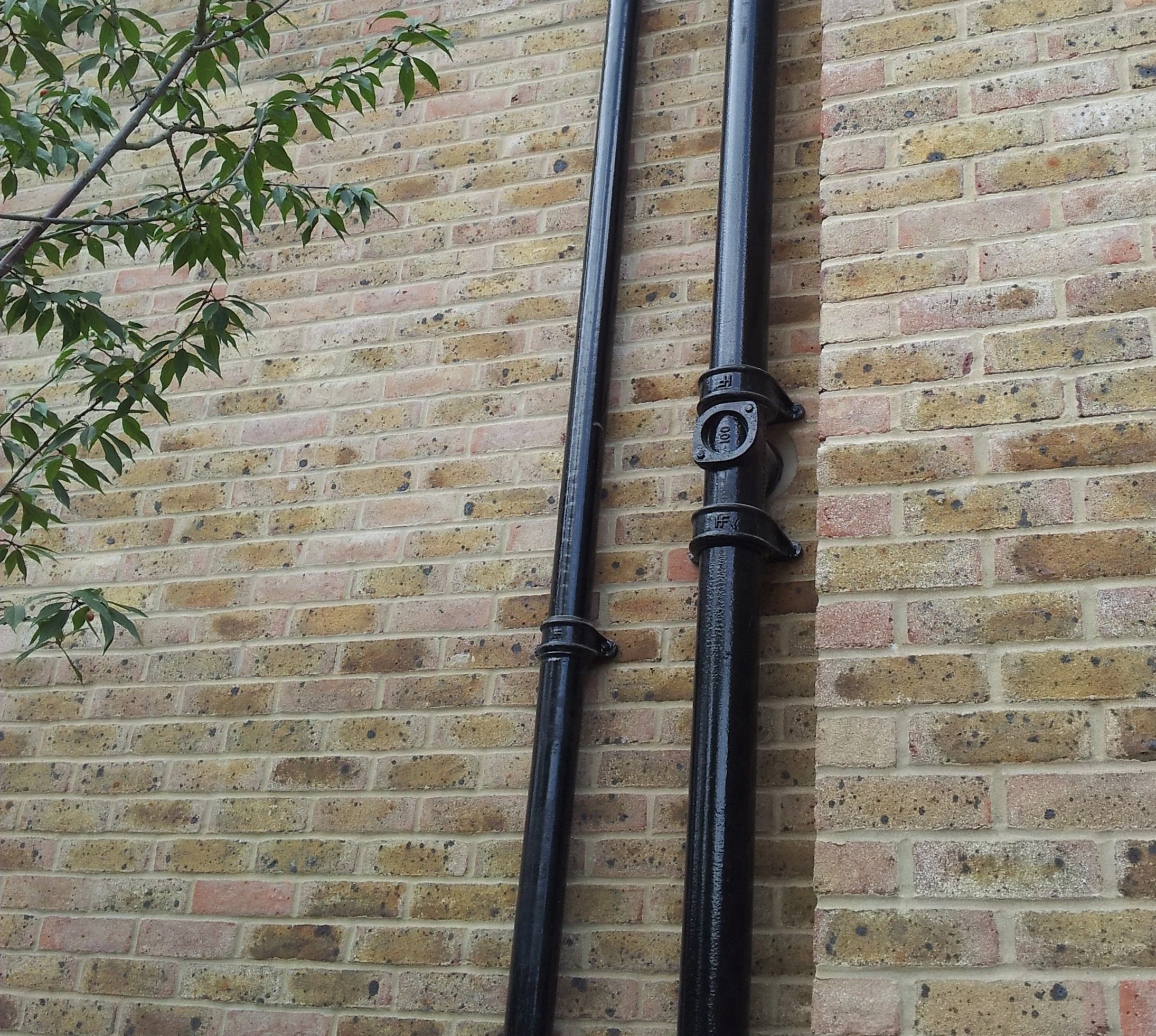 Hargreaves Half Round Beaded Cast Iron Gutter Nozzle Outlet - Image 4